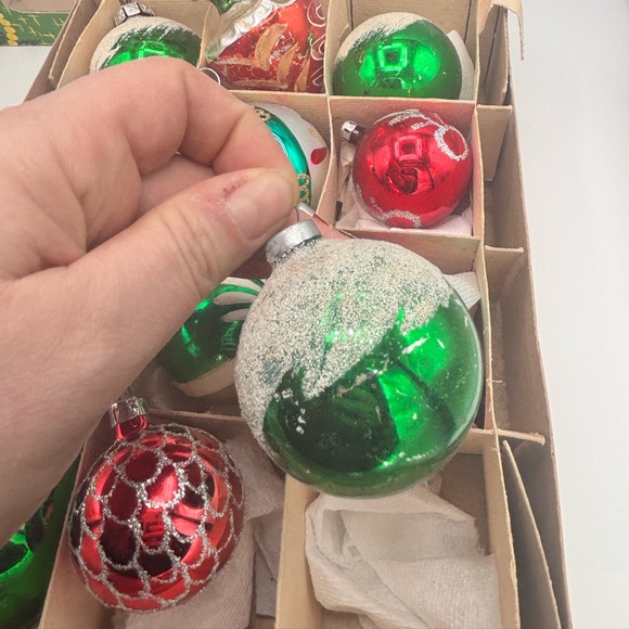 Vintage Glass Christmas Ornaments Set of 12 in Original Box Red Green - Picture 4 of 10